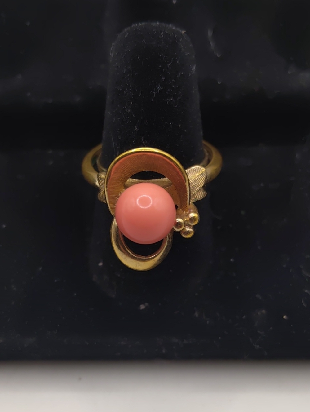 Avon Spindrift Ring Gold Tone and Faux Coral 74-75 Sz 5.5-6.75